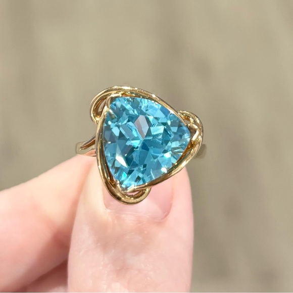 14K Large Swiss Blue Topaz 5 Carat Trillion vintage style solid yellow gold ring - Picture 8 of 13